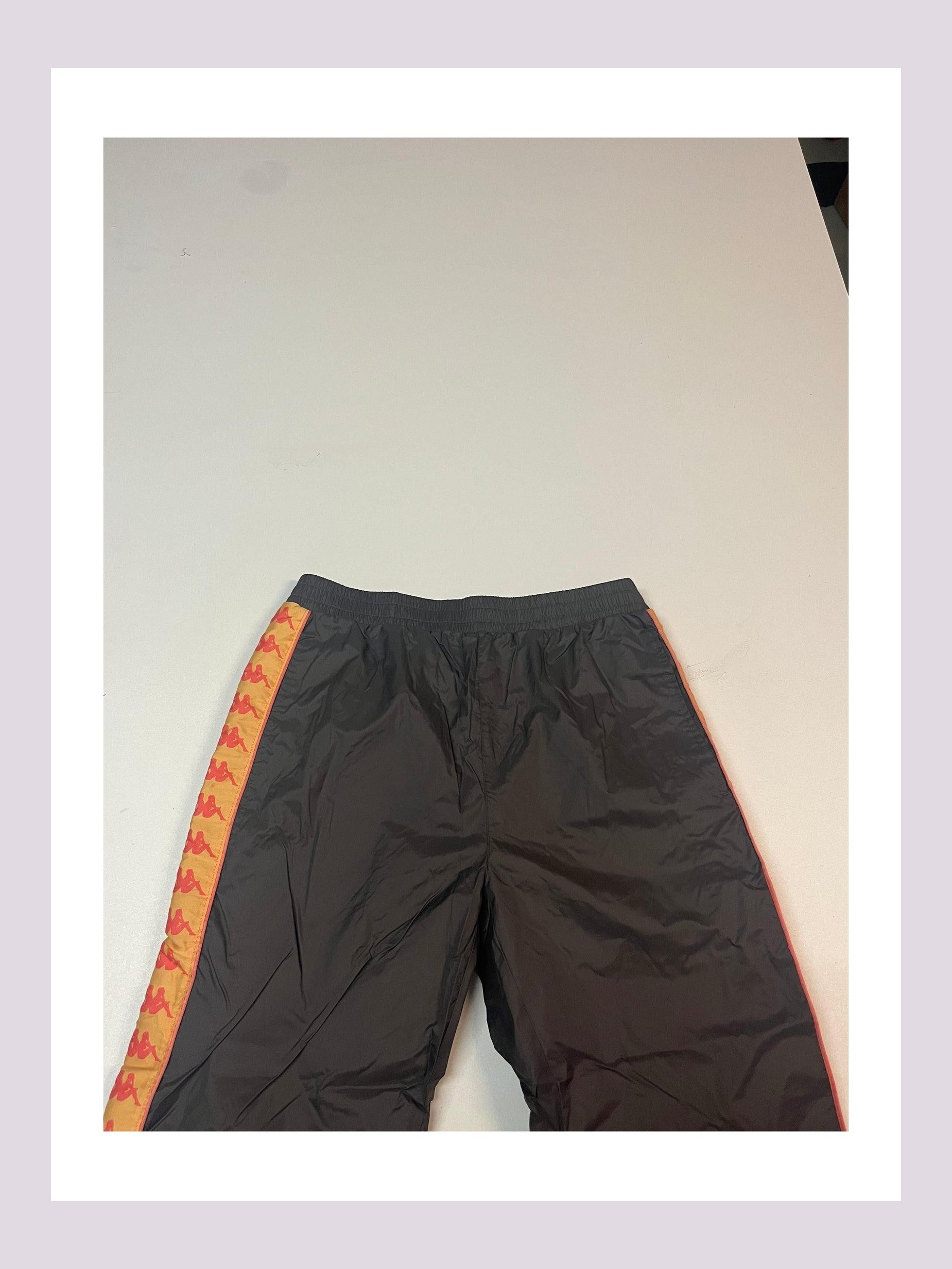 Entdecke unsere Vintage Track Pants von Nike und anderen Marken, erhältlich bei Valuxery.de - Dein Shop für trendige Vintage - Kleidung. Unsere Track Pants sind aus hochwertigen Materialien und