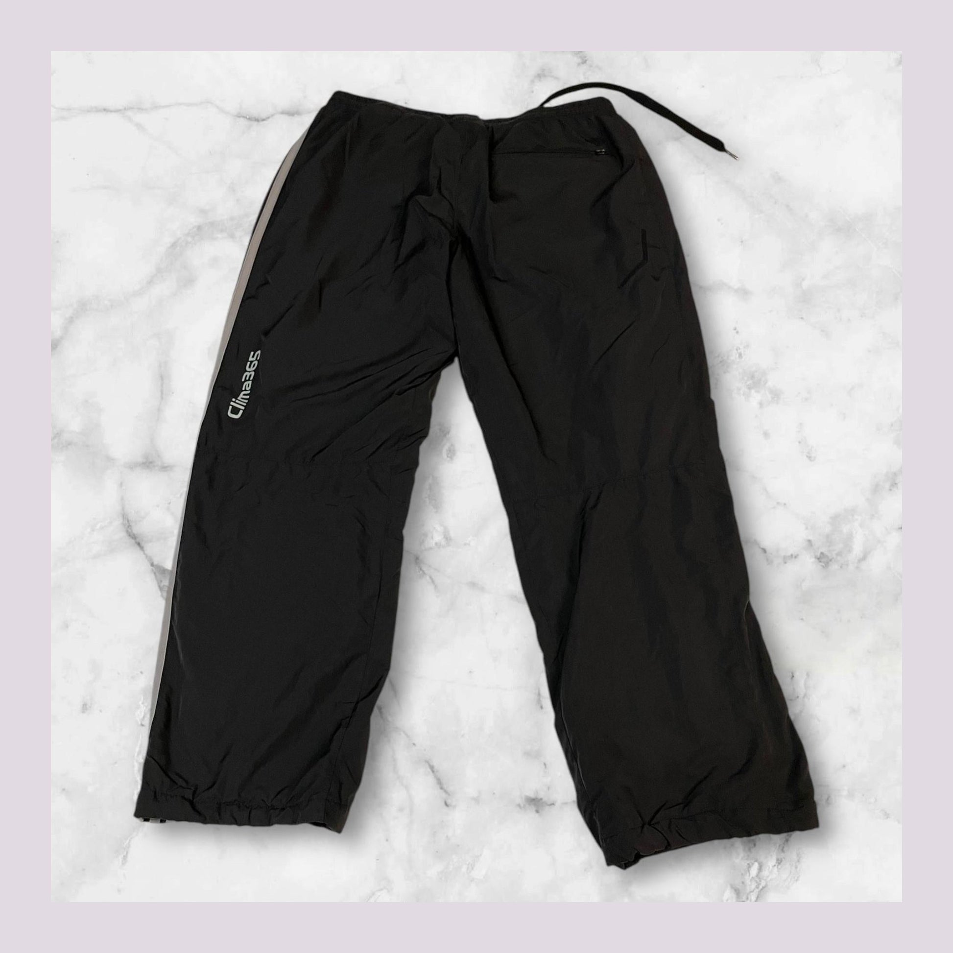 Entdecke unsere Vintage Track Pants von Nike und anderen Marken, erhältlich bei Valuxery.de - Dein Shop für trendige Vintage - Kleidung. Unsere Track Pants sind aus hochwertigen Materialien und