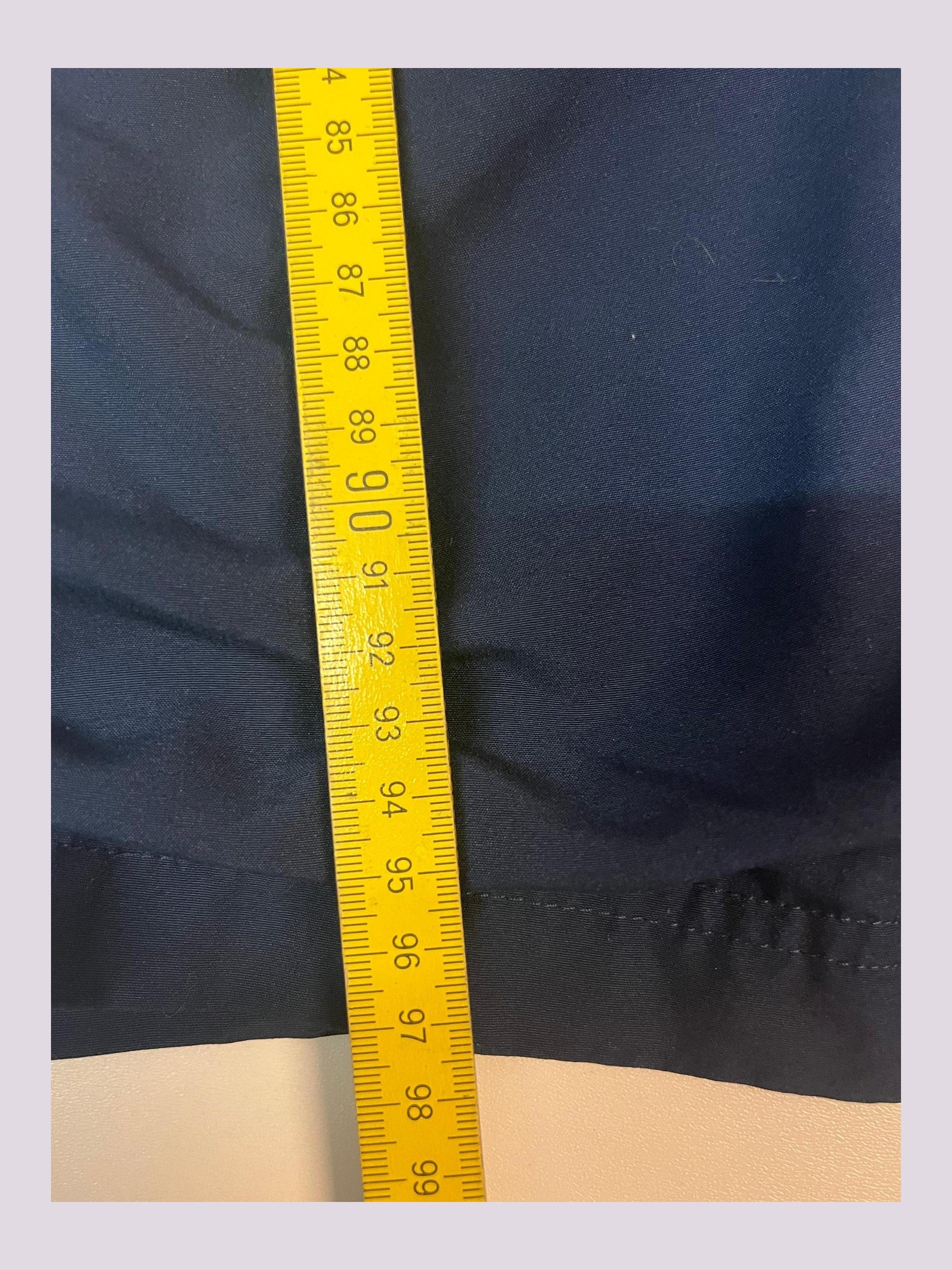 Entdecke unsere Vintage Track Pants von Nike und anderen Marken, erhältlich bei Valuxery.de - Dein Shop für trendige Vintage - Kleidung. Unsere Track Pants sind aus hochwertigen Materialien und