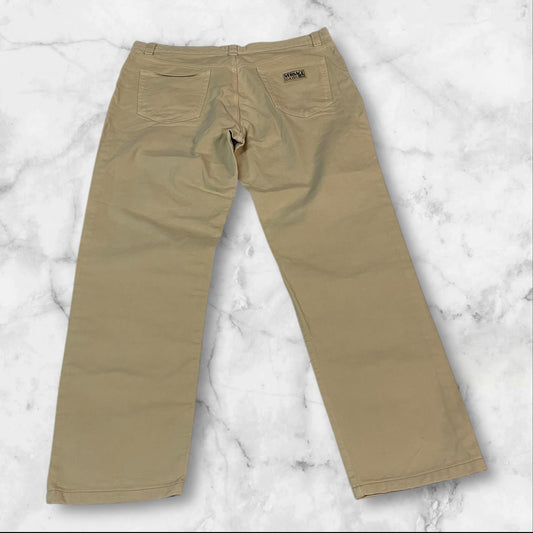 Entdecke unsere Vintage Track Pants von Nike und anderen Marken, erhältlich bei Valuxery.de - Dein Shop für trendige Vintage - Kleidung. Unsere Track Pants sind aus hochwertigen Materialien und