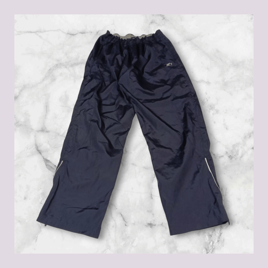 Entdecke unsere Vintage Track Pants von Nike und anderen Marken, erhältlich bei Valuxery.de - Dein Shop für trendige Vintage - Kleidung. Unsere Track Pants sind aus hochwertigen Materialien und