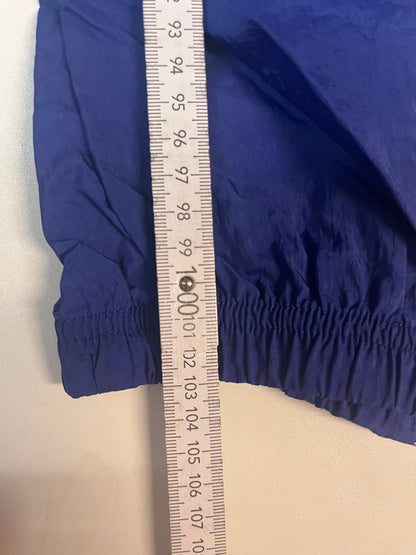 Entdecke unsere Vintage Track Pants von Nike und anderen Marken, erhältlich bei Valuxery.de - Dein Shop für trendige Vintage - Kleidung. Unsere Track Pants sind aus hochwertigen Materialien und