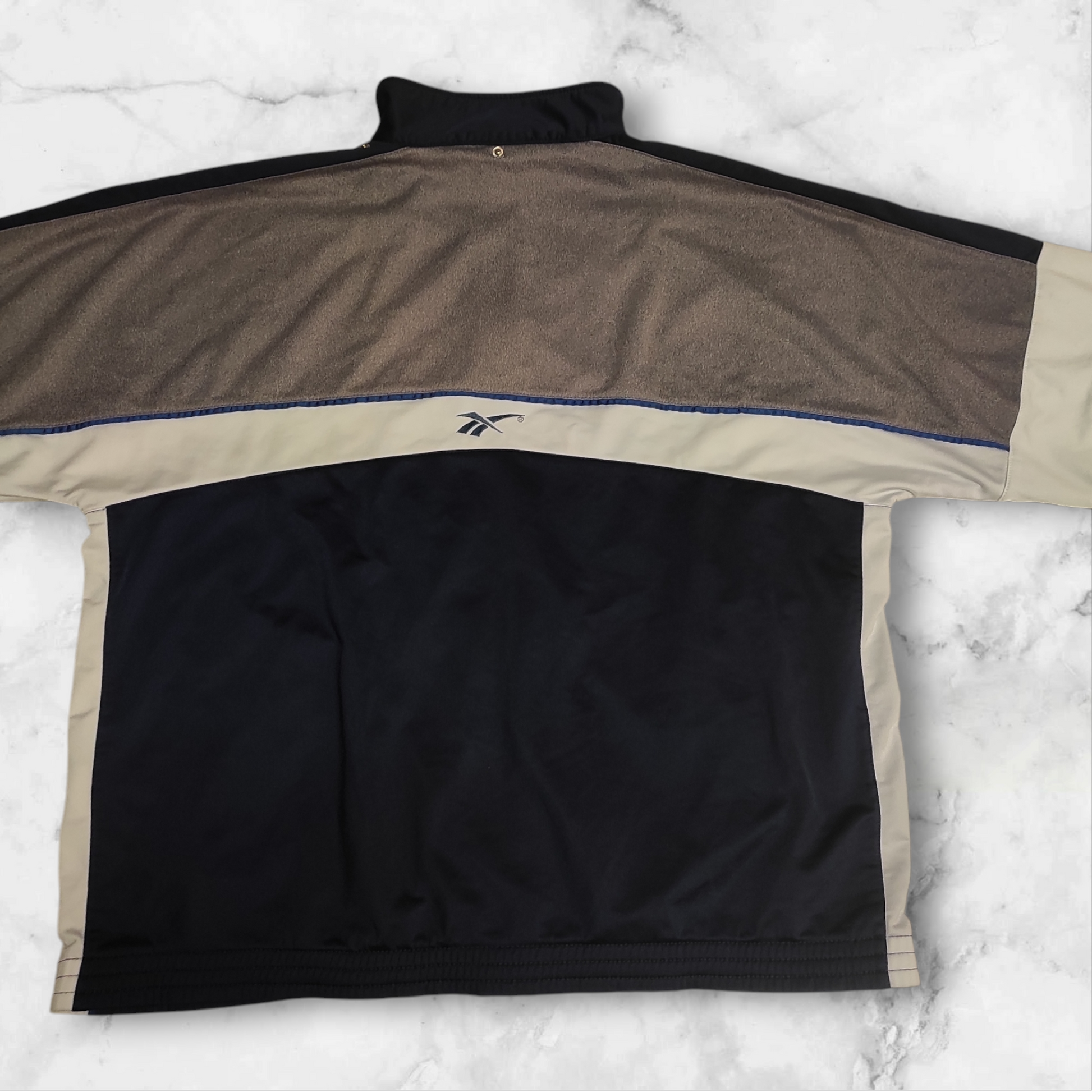 Entdecke unsere Vintage Track Pants von Nike und anderen Marken, erhältlich bei Valuxery.de - Dein Shop für trendige Vintage - Kleidung. Unsere Track Pants sind aus hochwertigen Materialien und