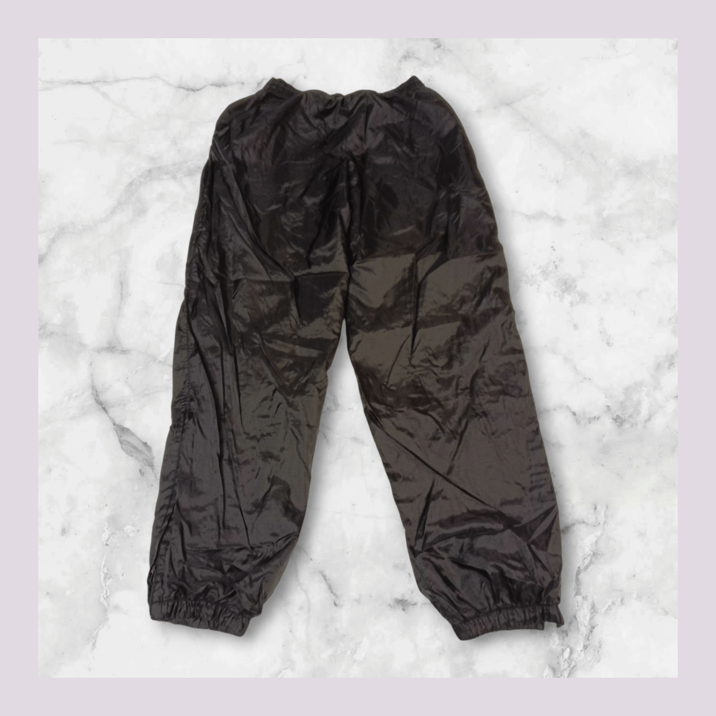 Entdecke unsere Vintage Track Pants von Nike und anderen Marken, erhältlich bei Valuxery.de - Dein Shop für trendige Vintage - Kleidung. Unsere Track Pants sind aus hochwertigen Materialien und