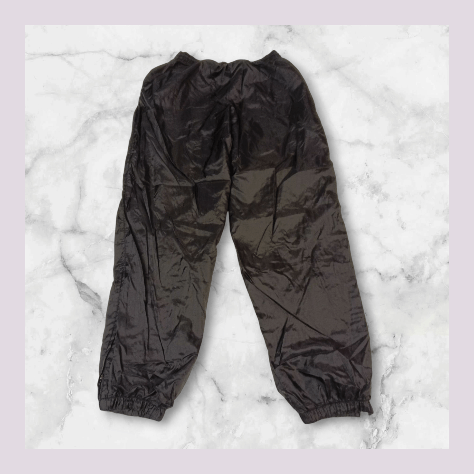 Entdecke unsere Vintage Track Pants von Nike und anderen Marken, erhältlich bei Valuxery.de - Dein Shop für trendige Vintage - Kleidung. Unsere Track Pants sind aus hochwertigen Materialien und