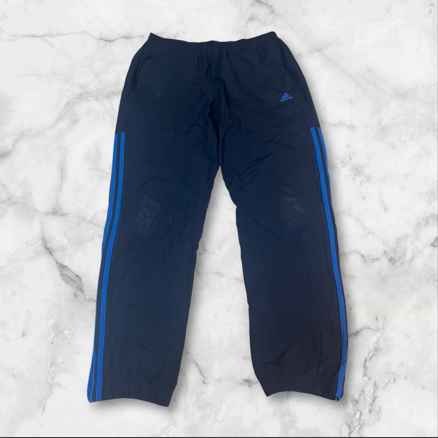 Entdecke unsere Vintage Track Pants von Nike und anderen Marken, erhältlich bei Valuxery.de - Dein Shop für trendige Vintage - Kleidung. Unsere Track Pants sind aus hochwertigen Materialien und