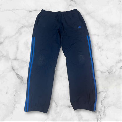 Entdecke unsere Vintage Track Pants von Nike und anderen Marken, erhältlich bei Valuxery.de - Dein Shop für trendige Vintage - Kleidung. Unsere Track Pants sind aus hochwertigen Materialien und
