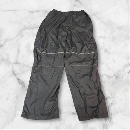 Entdecke unsere Vintage Track Pants von Nike und anderen Marken, erhältlich bei Valuxery.de - Dein Shop für trendige Vintage - Kleidung. Unsere Track Pants sind aus hochwertigen Materialien und