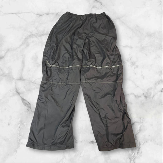 Entdecke unsere Vintage Track Pants von Nike und anderen Marken, erhältlich bei Valuxery.de - Dein Shop für trendige Vintage - Kleidung. Unsere Track Pants sind aus hochwertigen Materialien und