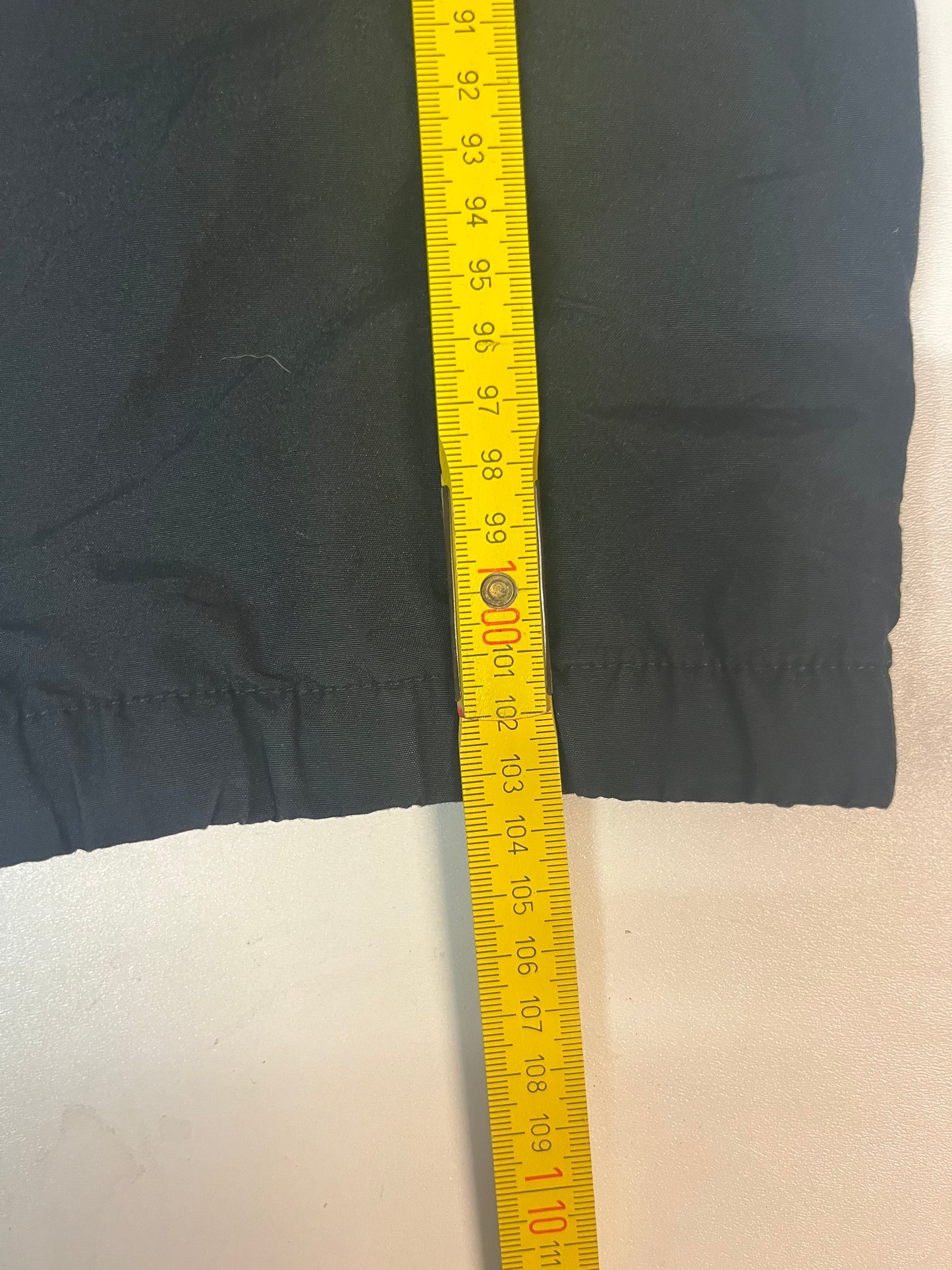 Entdecke unsere Vintage Track Pants von Nike und anderen Marken, erhältlich bei Valuxery.de - Dein Shop für trendige Vintage - Kleidung. Unsere Track Pants sind aus hochwertigen Materialien und