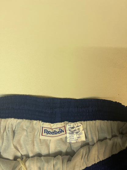 Entdecke unsere Vintage Track Pants von Nike und anderen Marken, erhältlich bei Valuxery.de - Dein Shop für trendige Vintage - Kleidung. Unsere Track Pants sind aus hochwertigen Materialien und