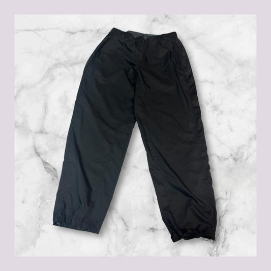 Entdecke unsere Vintage Track Pants von Nike und anderen Marken, erhältlich bei Valuxery.de - Dein Shop für trendige Vintage - Kleidung. Unsere Track Pants sind aus hochwertigen Materialien und