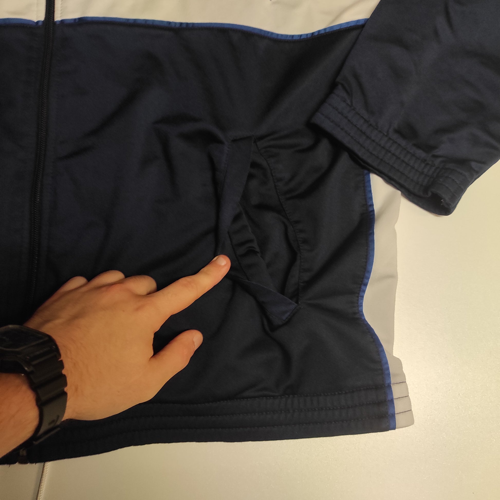 Entdecke unsere Vintage Track Pants von Nike und anderen Marken, erhältlich bei Valuxery.de - Dein Shop für trendige Vintage - Kleidung. Unsere Track Pants sind aus hochwertigen Materialien und