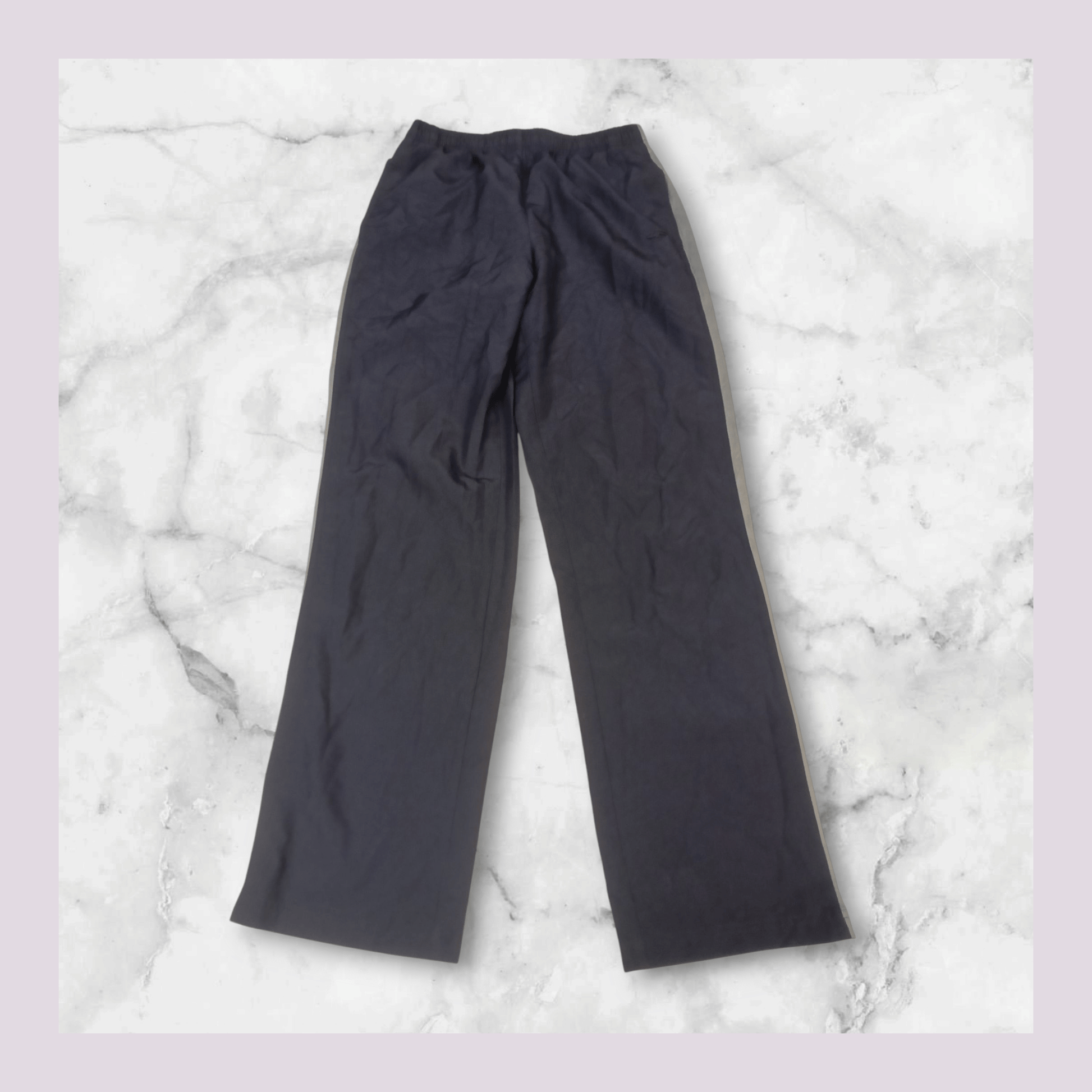 Entdecke unsere Vintage Track Pants von Nike und anderen Marken, erhältlich bei Valuxery.de - Dein Shop für trendige Vintage - Kleidung. Unsere Track Pants sind aus hochwertigen Materialien und