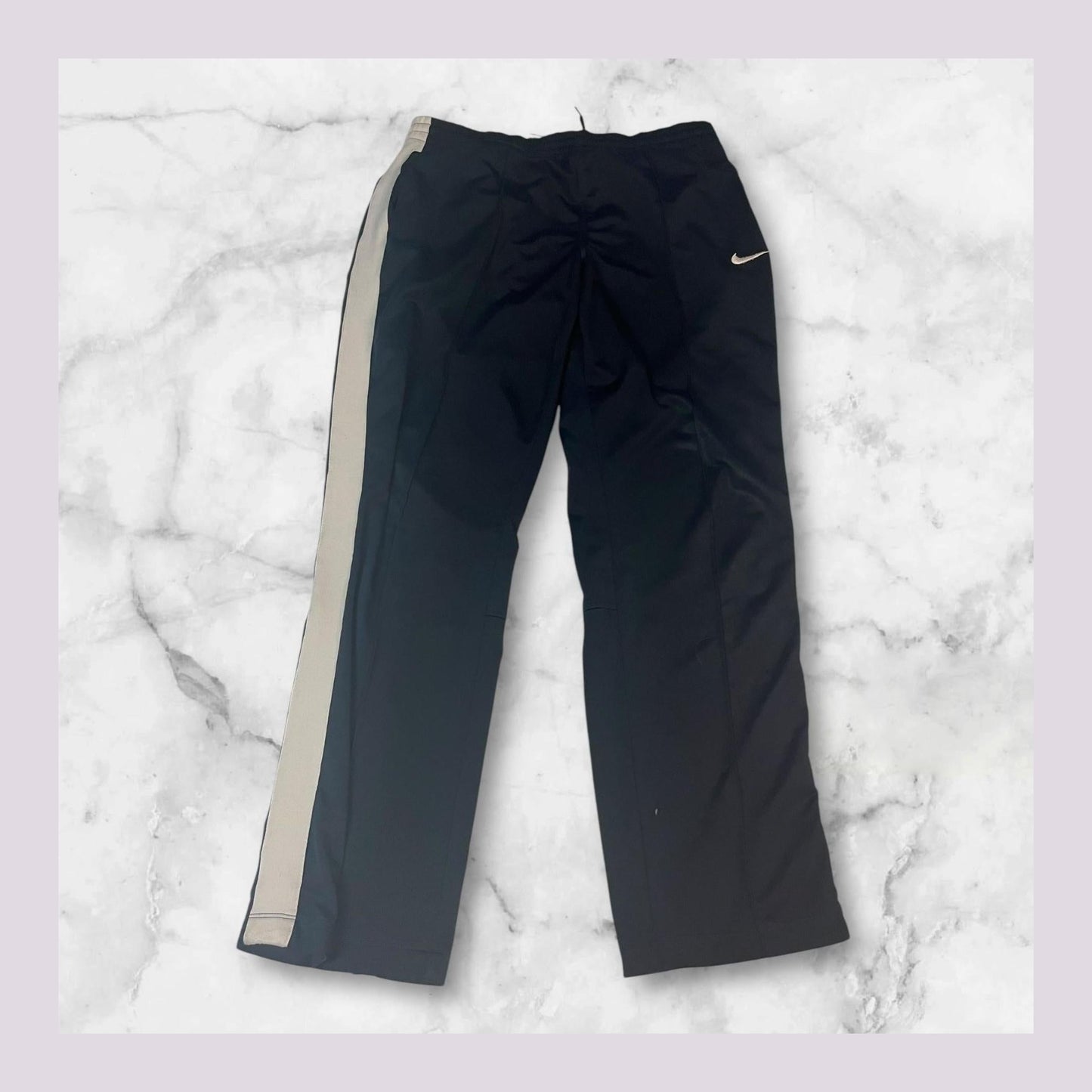 Entdecke unsere Vintage Track Pants von Nike und anderen Marken, erhältlich bei Valuxery.de - Dein Shop für trendige Vintage - Kleidung. Unsere Track Pants sind aus hochwertigen Materialien und