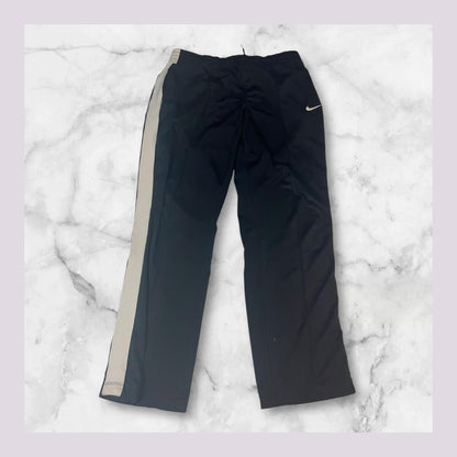 Entdecke unsere Vintage Track Pants von Nike und anderen Marken, erhältlich bei Valuxery.de - Dein Shop für trendige Vintage - Kleidung. Unsere Track Pants sind aus hochwertigen Materialien und