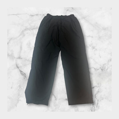 Entdecke unsere Vintage Track Pants von Nike und anderen Marken, erhältlich bei Valuxery.de - Dein Shop für trendige Vintage - Kleidung. Unsere Track Pants sind aus hochwertigen Materialien und