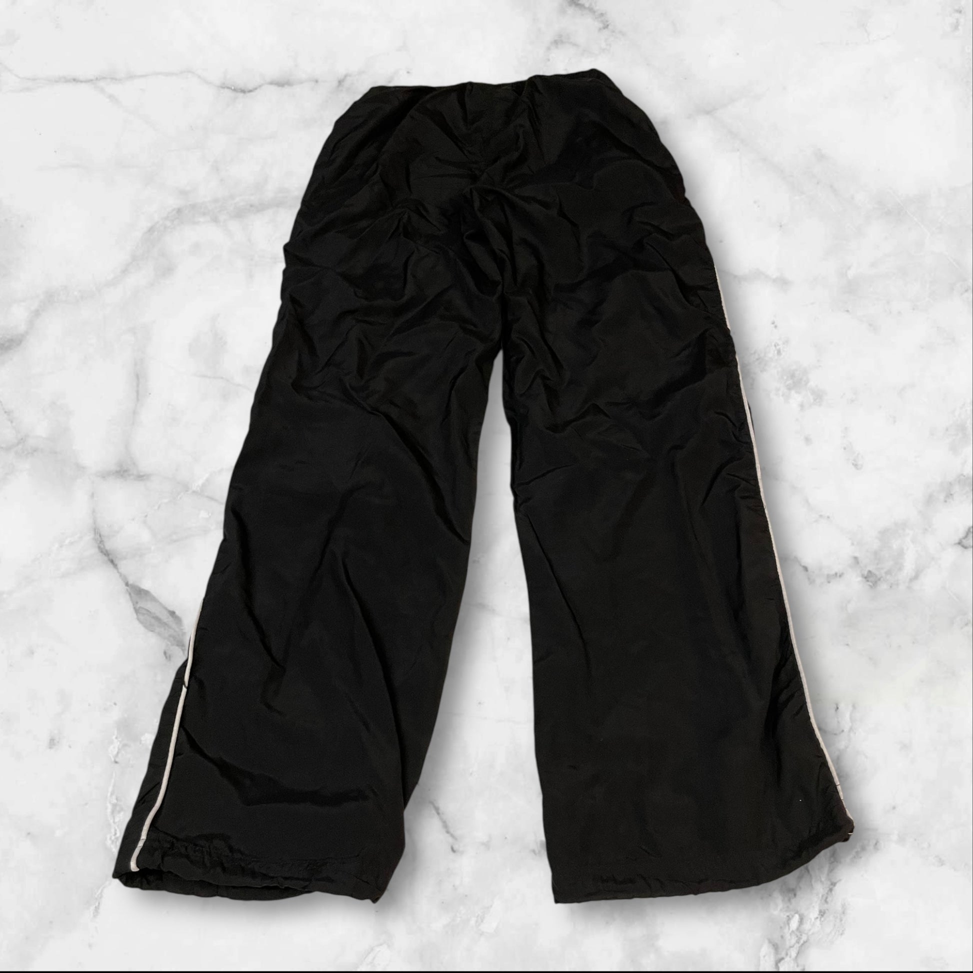 Entdecke unsere Vintage Track Pants von Nike und anderen Marken, erhältlich bei Valuxery.de - Dein Shop für trendige Vintage - Kleidung. Unsere Track Pants sind aus hochwertigen Materialien und
