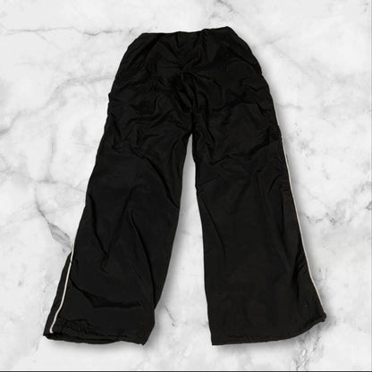 Entdecke unsere Vintage Track Pants von Nike und anderen Marken, erhältlich bei Valuxery.de - Dein Shop für trendige Vintage - Kleidung. Unsere Track Pants sind aus hochwertigen Materialien und