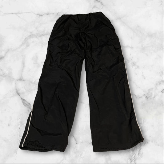 Entdecke unsere Vintage Track Pants von Nike und anderen Marken, erhältlich bei Valuxery.de - Dein Shop für trendige Vintage - Kleidung. Unsere Track Pants sind aus hochwertigen Materialien und