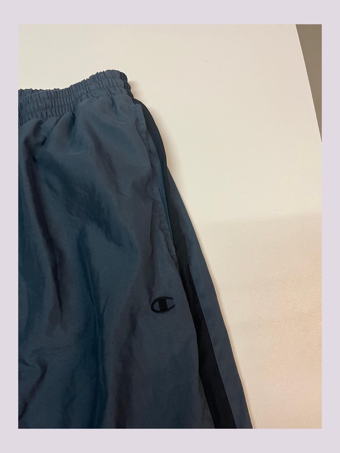 Entdecke unsere Vintage Track Pants von Nike und anderen Marken, erhältlich bei Valuxery.de - Dein Shop für trendige Vintage - Kleidung. Unsere Track Pants sind aus hochwertigen Materialien und