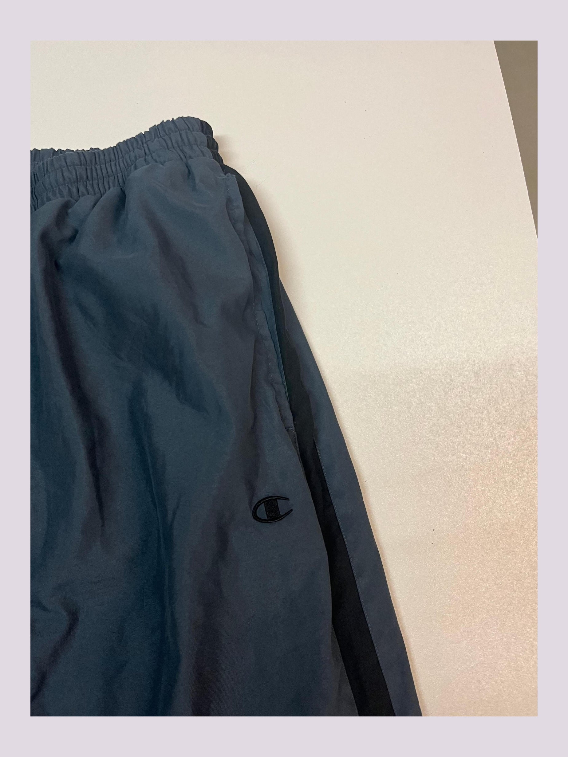 Entdecke unsere Vintage Track Pants von Nike und anderen Marken, erhältlich bei Valuxery.de - Dein Shop für trendige Vintage - Kleidung. Unsere Track Pants sind aus hochwertigen Materialien und