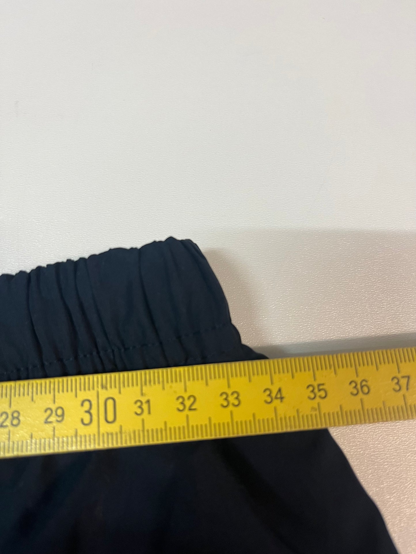 Entdecke unsere Vintage Track Pants von Nike und anderen Marken, erhältlich bei Valuxery.de - Dein Shop für trendige Vintage - Kleidung. Unsere Track Pants sind aus hochwertigen Materialien und