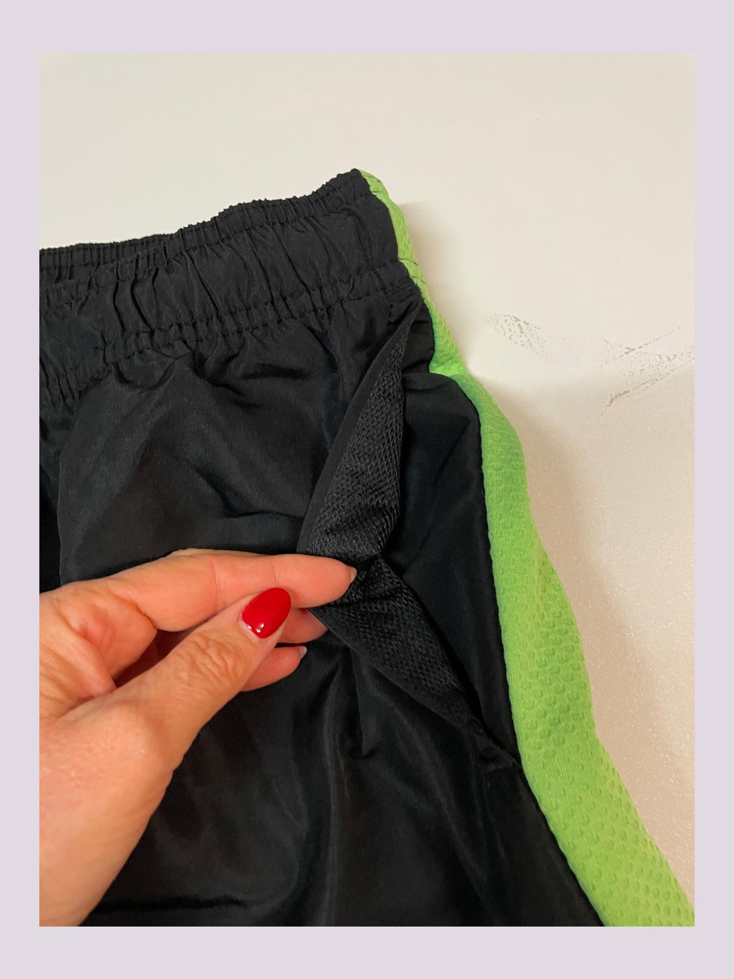 Entdecke unsere Vintage Track Pants von Nike und anderen Marken, erhältlich bei Valuxery.de - Dein Shop für trendige Vintage - Kleidung. Unsere Track Pants sind aus hochwertigen Materialien und