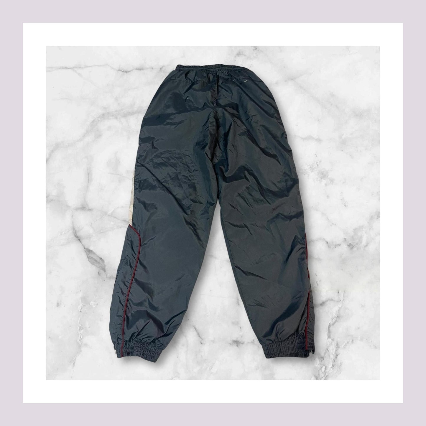 Entdecke unsere Vintage Track Pants von Nike und anderen Marken, erhältlich bei Valuxery.de - Dein Shop für trendige Vintage - Kleidung. Unsere Track Pants sind aus hochwertigen Materialien und