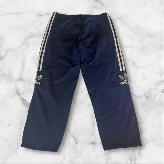 Entdecke unsere Vintage Track Pants von Nike und anderen Marken, erhältlich bei Valuxery.de - Dein Shop für trendige Vintage - Kleidung. Unsere Track Pants sind aus hochwertigen Materialien und