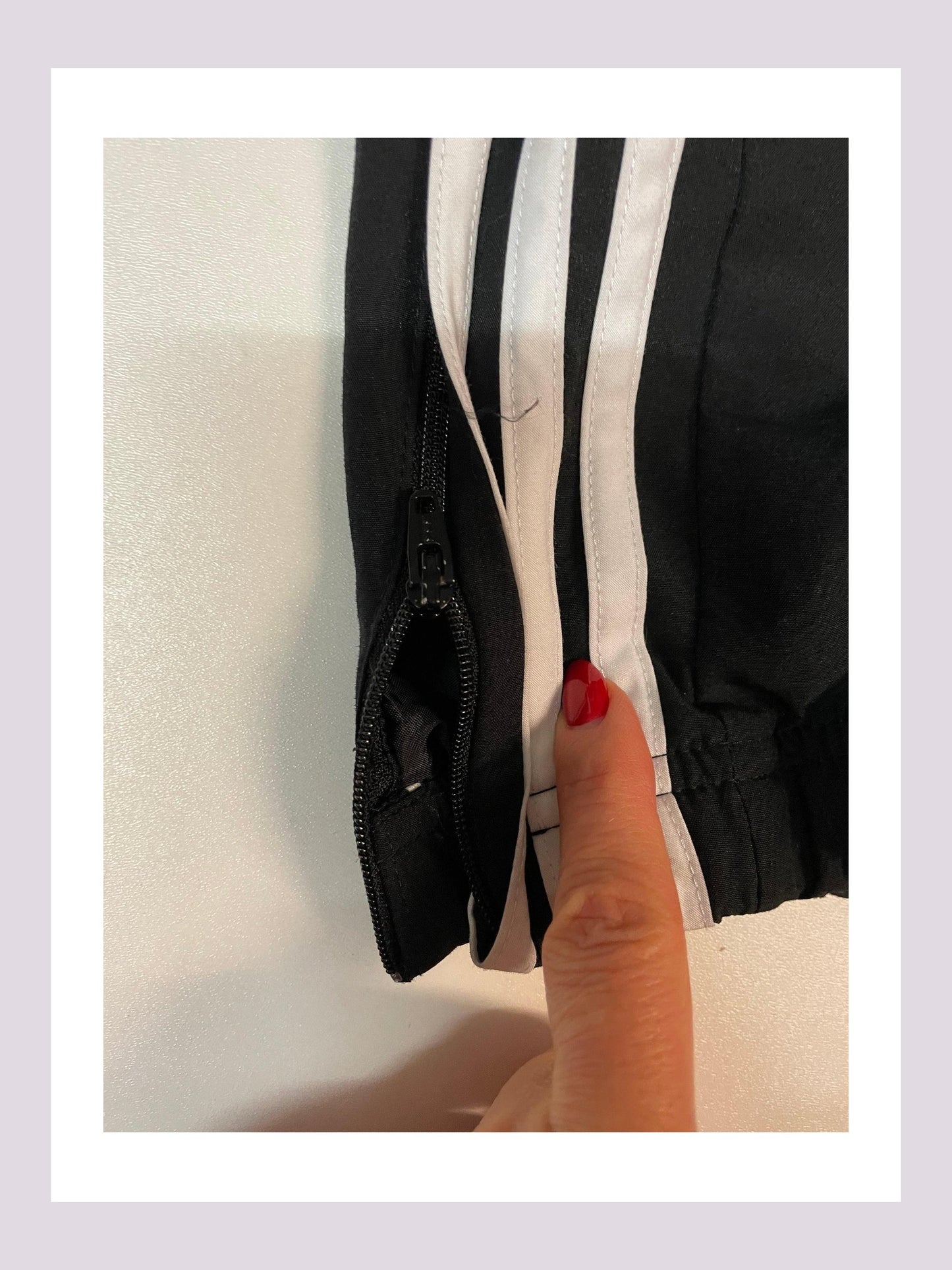 Entdecke unsere Vintage Track Pants von Nike und anderen Marken, erhältlich bei Valuxery.de - Dein Shop für trendige Vintage - Kleidung. Unsere Track Pants sind aus hochwertigen Materialien und