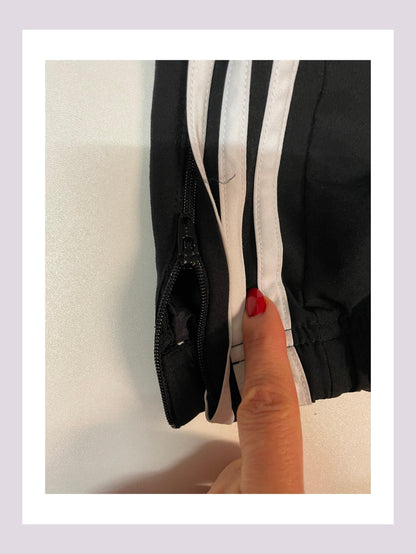 Entdecke unsere Vintage Track Pants von Nike und anderen Marken, erhältlich bei Valuxery.de - Dein Shop für trendige Vintage - Kleidung. Unsere Track Pants sind aus hochwertigen Materialien und