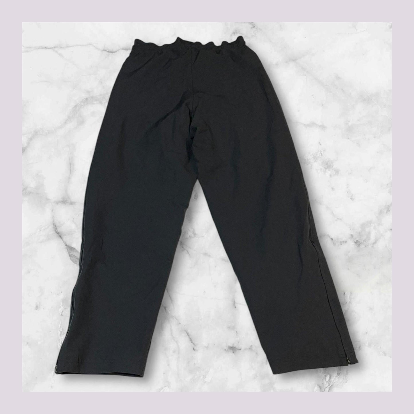 Entdecke unsere Vintage Track Pants von Nike und anderen Marken, erhältlich bei Valuxery.de - Dein Shop für trendige Vintage - Kleidung. Unsere Track Pants sind aus hochwertigen Materialien und