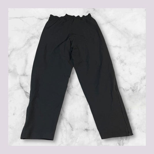 Entdecke unsere Vintage Track Pants von Nike und anderen Marken, erhältlich bei Valuxery.de - Dein Shop für trendige Vintage - Kleidung. Unsere Track Pants sind aus hochwertigen Materialien und