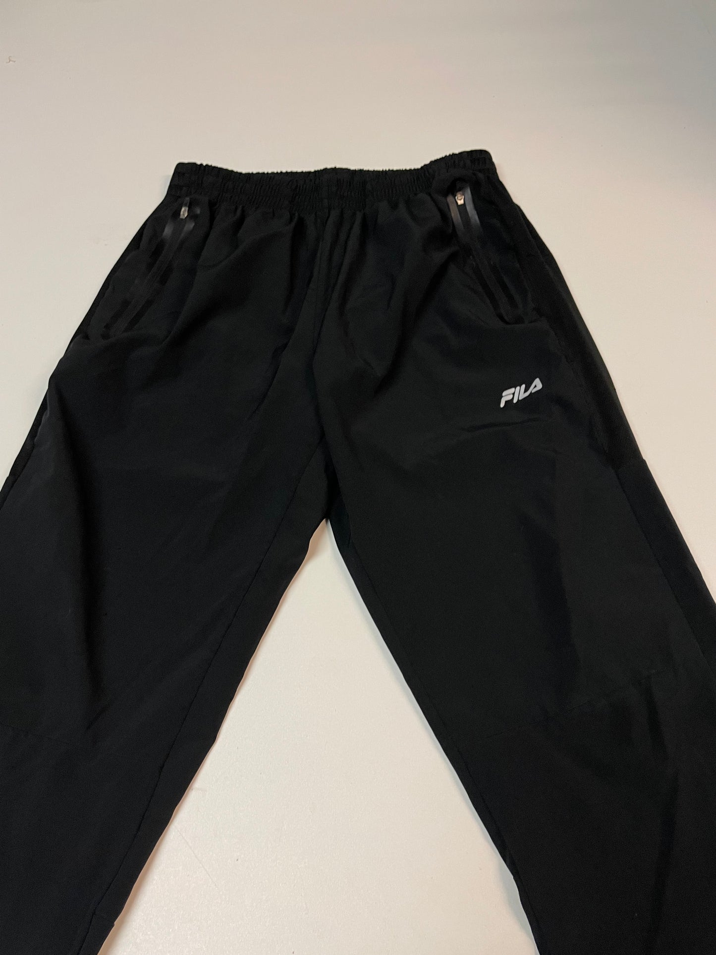 Entdecke unsere Vintage Track Pants von Nike und anderen Marken, erhältlich bei Valuxery.de - Dein Shop für trendige Vintage - Kleidung. Unsere Track Pants sind aus hochwertigen Materialien und
