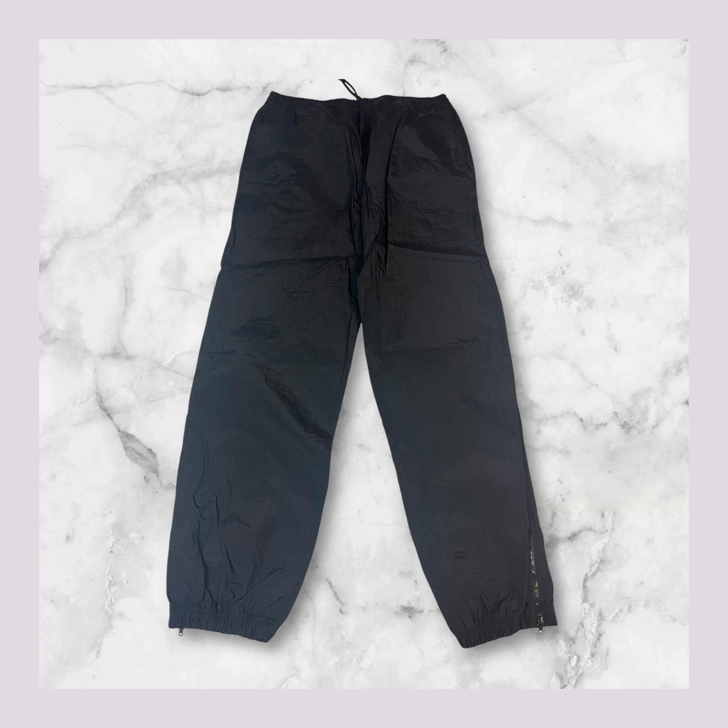 Entdecke unsere Vintage Track Pants von Nike und anderen Marken, erhältlich bei Valuxery.de - Dein Shop für trendige Vintage - Kleidung. Unsere Track Pants sind aus hochwertigen Materialien und