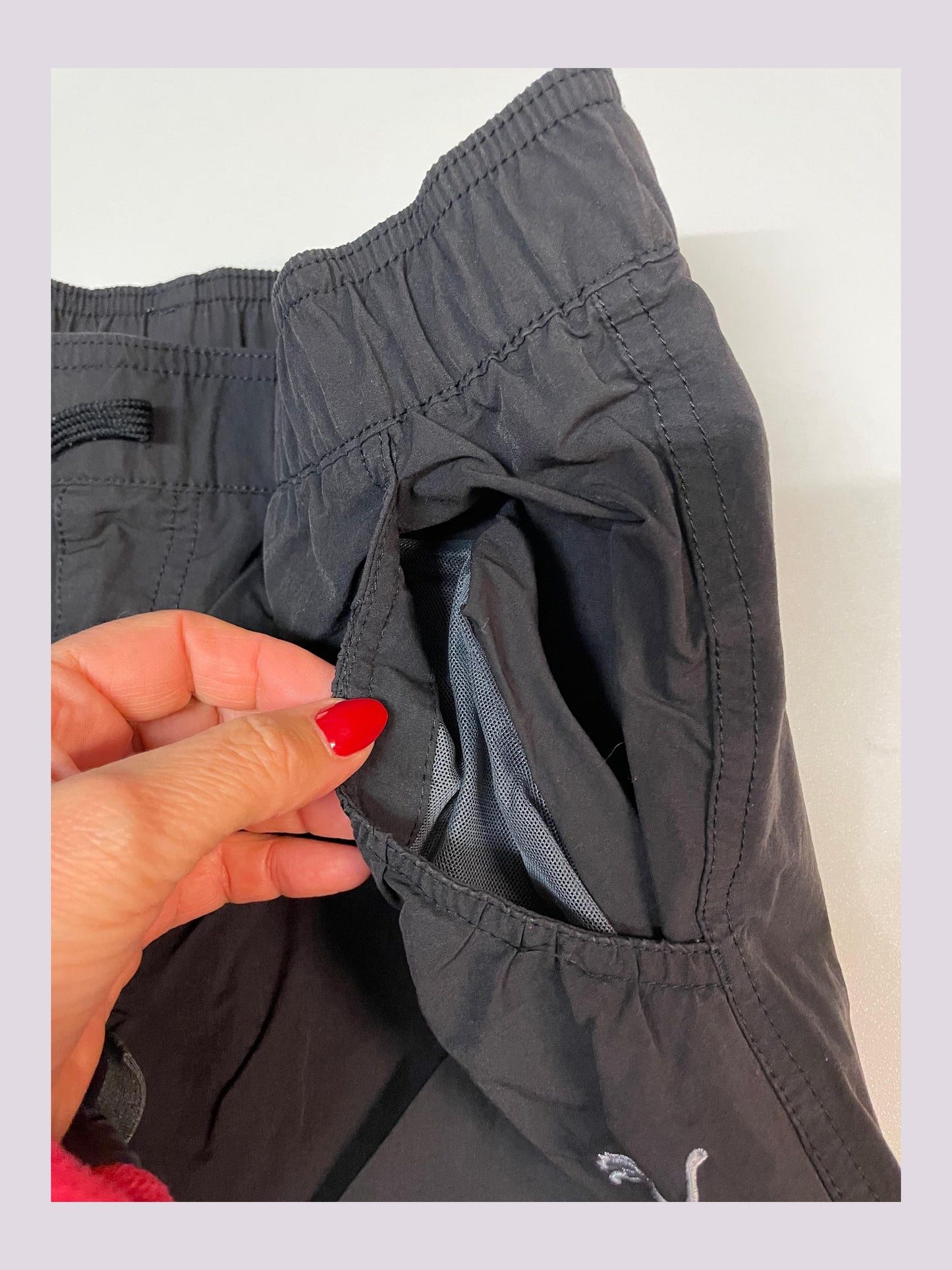 Entdecke unsere Vintage Track Pants von Nike und anderen Marken, erhältlich bei Valuxery.de - Dein Shop für trendige Vintage - Kleidung. Unsere Track Pants sind aus hochwertigen Materialien und