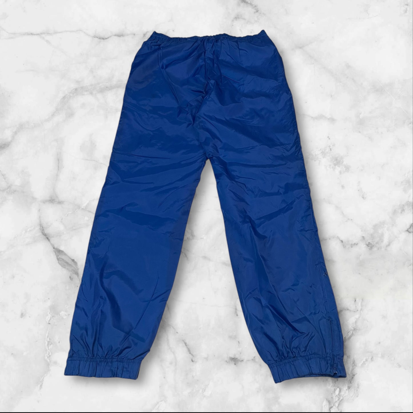 Entdecke unsere Vintage Track Pants von Nike und anderen Marken, erhältlich bei Valuxery.de - Dein Shop für trendige Vintage - Kleidung. Unsere Track Pants sind aus hochwertigen Materialien und