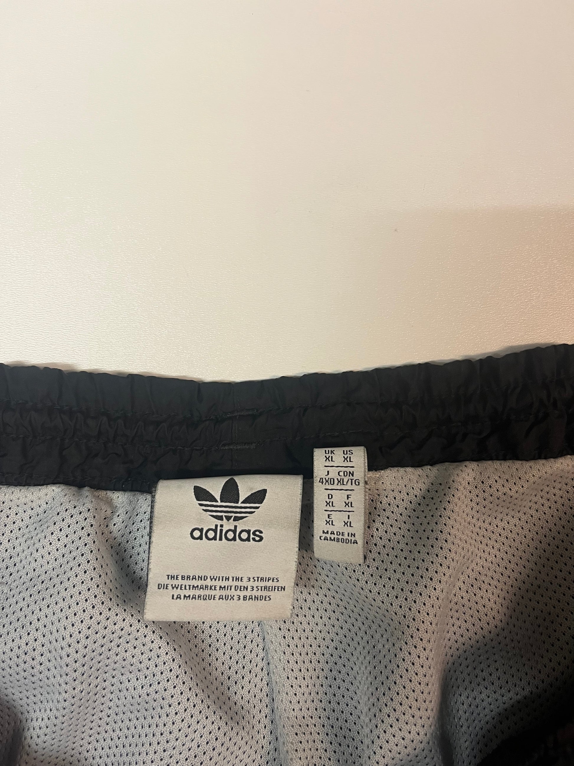 Entdecke unsere Vintage Track Pants von Nike und anderen Marken, erhältlich bei Valuxery.de - Dein Shop für trendige Vintage - Kleidung. Unsere Track Pants sind aus hochwertigen Materialien und