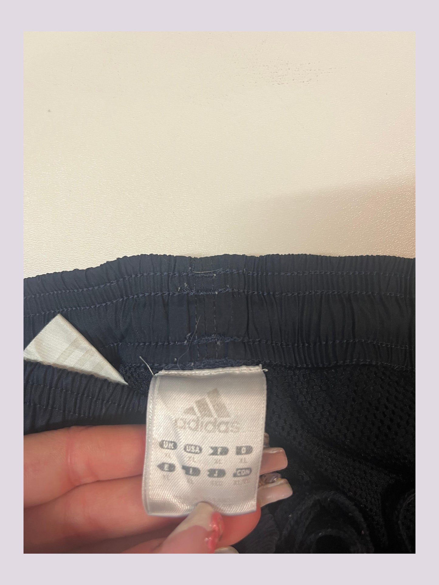 Entdecke unsere Vintage Track Pants von Nike und anderen Marken, erhältlich bei Valuxery.de - Dein Shop für trendige Vintage - Kleidung. Unsere Track Pants sind aus hochwertigen Materialien und