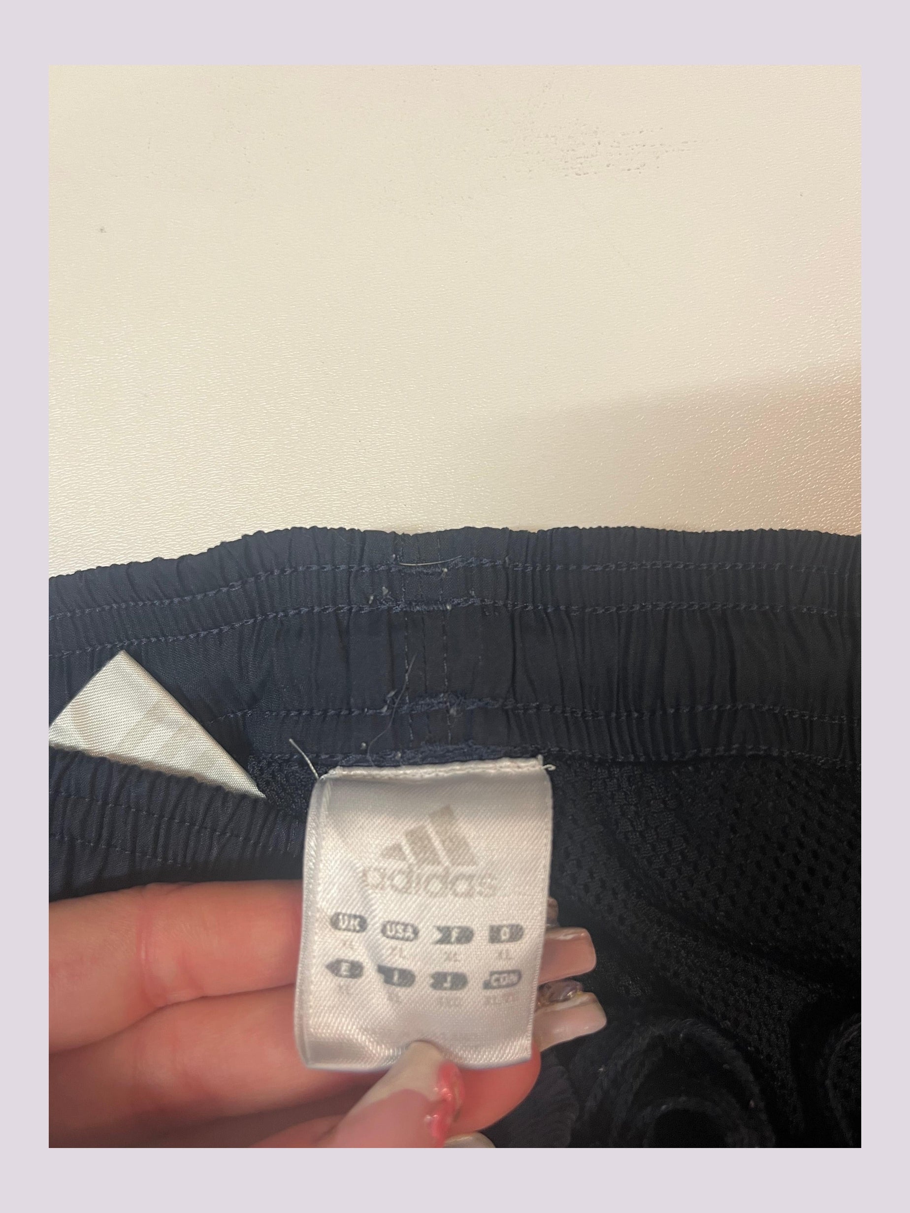 Entdecke unsere Vintage Track Pants von Nike und anderen Marken, erhältlich bei Valuxery.de - Dein Shop für trendige Vintage - Kleidung. Unsere Track Pants sind aus hochwertigen Materialien und