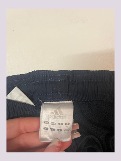 Entdecke unsere Vintage Track Pants von Nike und anderen Marken, erhältlich bei Valuxery.de - Dein Shop für trendige Vintage - Kleidung. Unsere Track Pants sind aus hochwertigen Materialien und