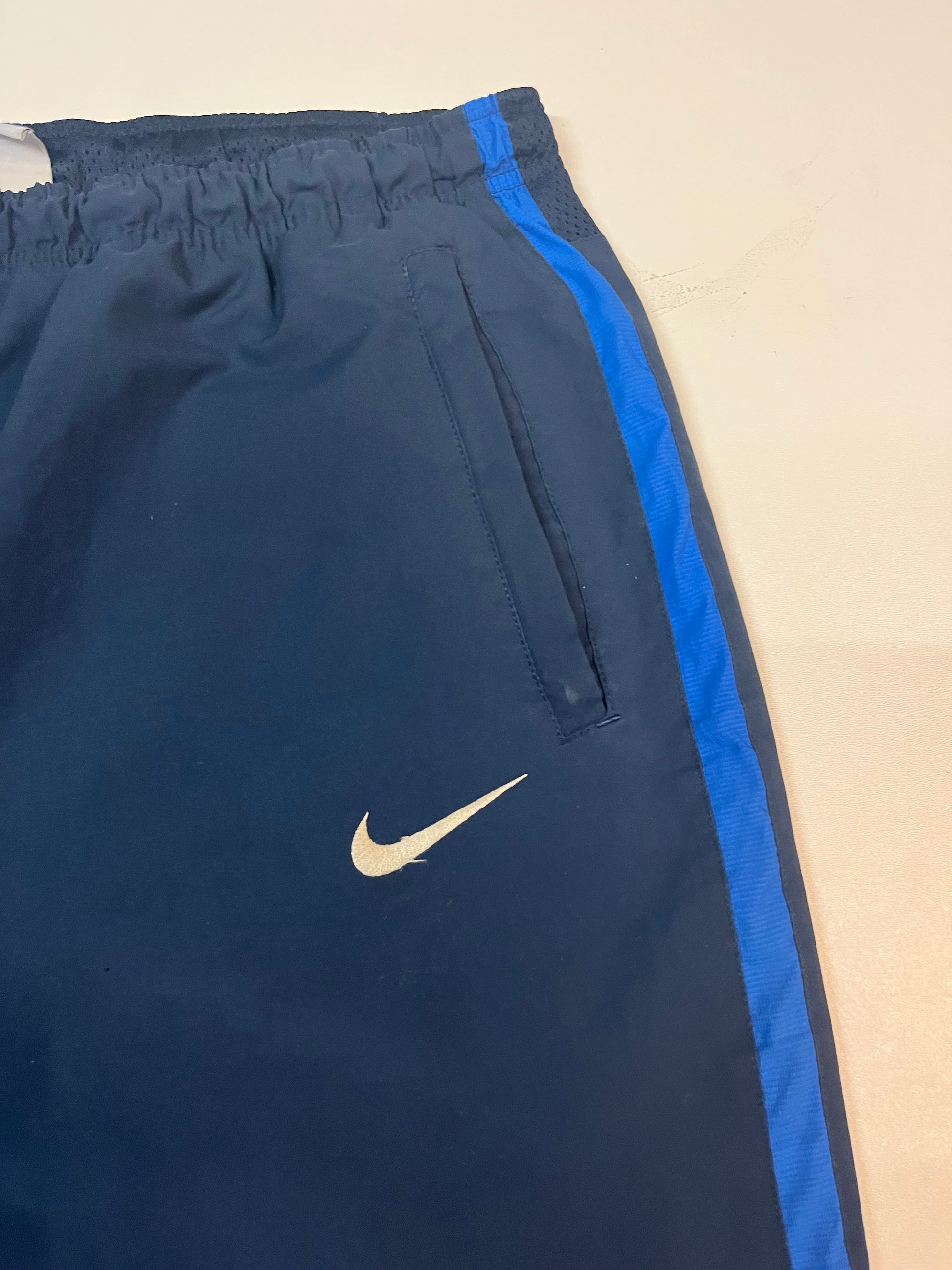 Entdecke unsere Vintage Track Pants von Nike und anderen Marken, erhältlich bei Valuxery.de - Dein Shop für trendige Vintage - Kleidung. Unsere Track Pants sind aus hochwertigen Materialien und