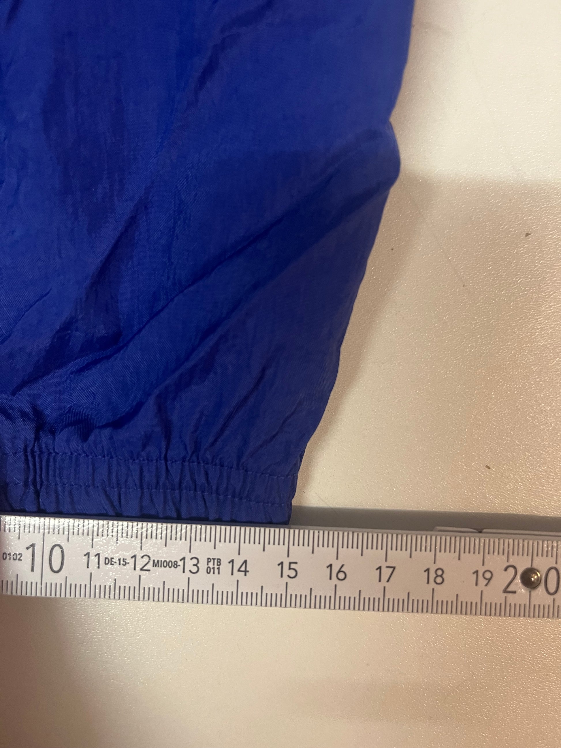 Entdecke unsere Vintage Track Pants von Nike und anderen Marken, erhältlich bei Valuxery.de - Dein Shop für trendige Vintage - Kleidung. Unsere Track Pants sind aus hochwertigen Materialien und