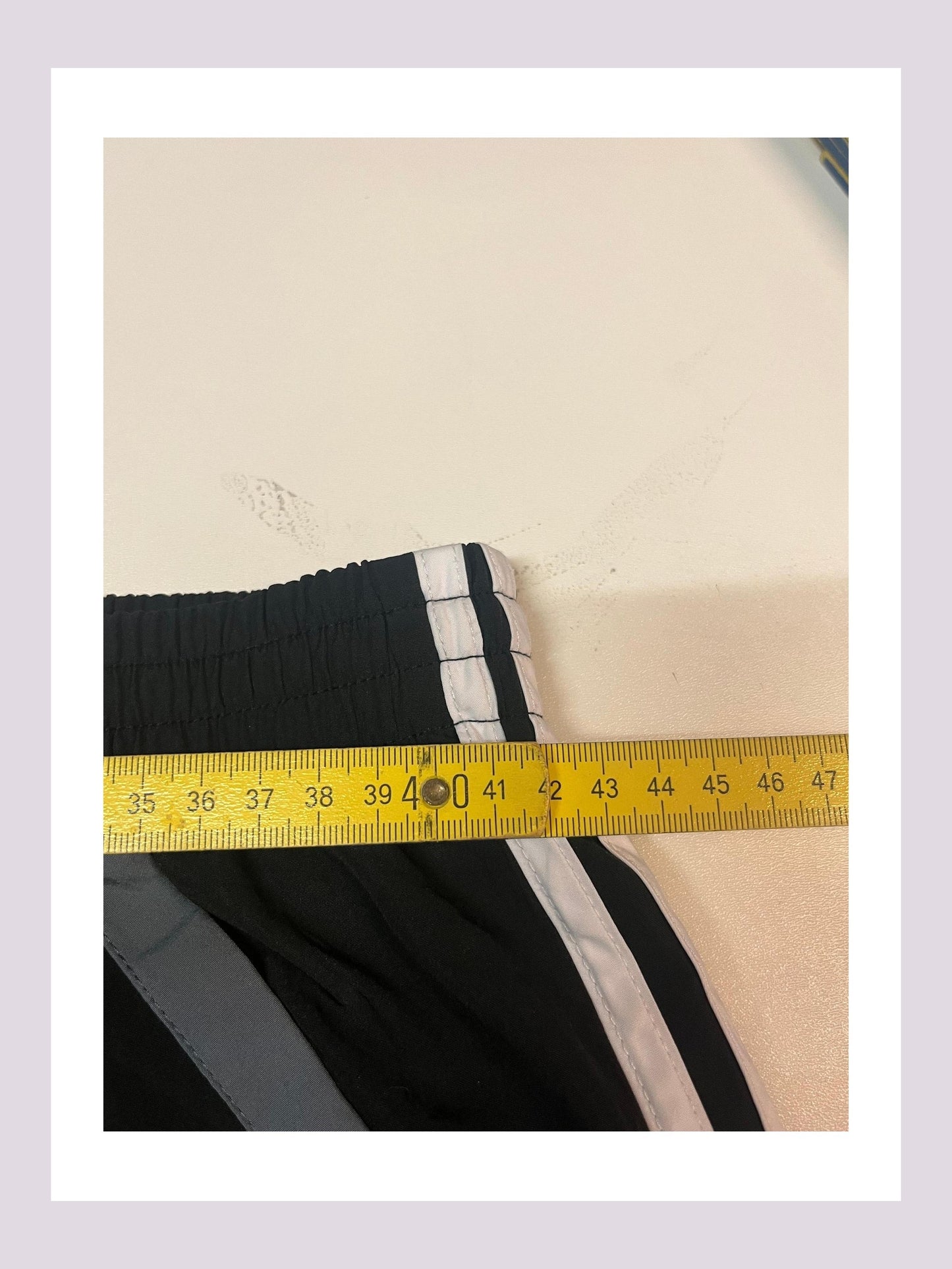 Entdecke unsere Vintage Track Pants von Nike und anderen Marken, erhältlich bei Valuxery.de - Dein Shop für trendige Vintage - Kleidung. Unsere Track Pants sind aus hochwertigen Materialien und