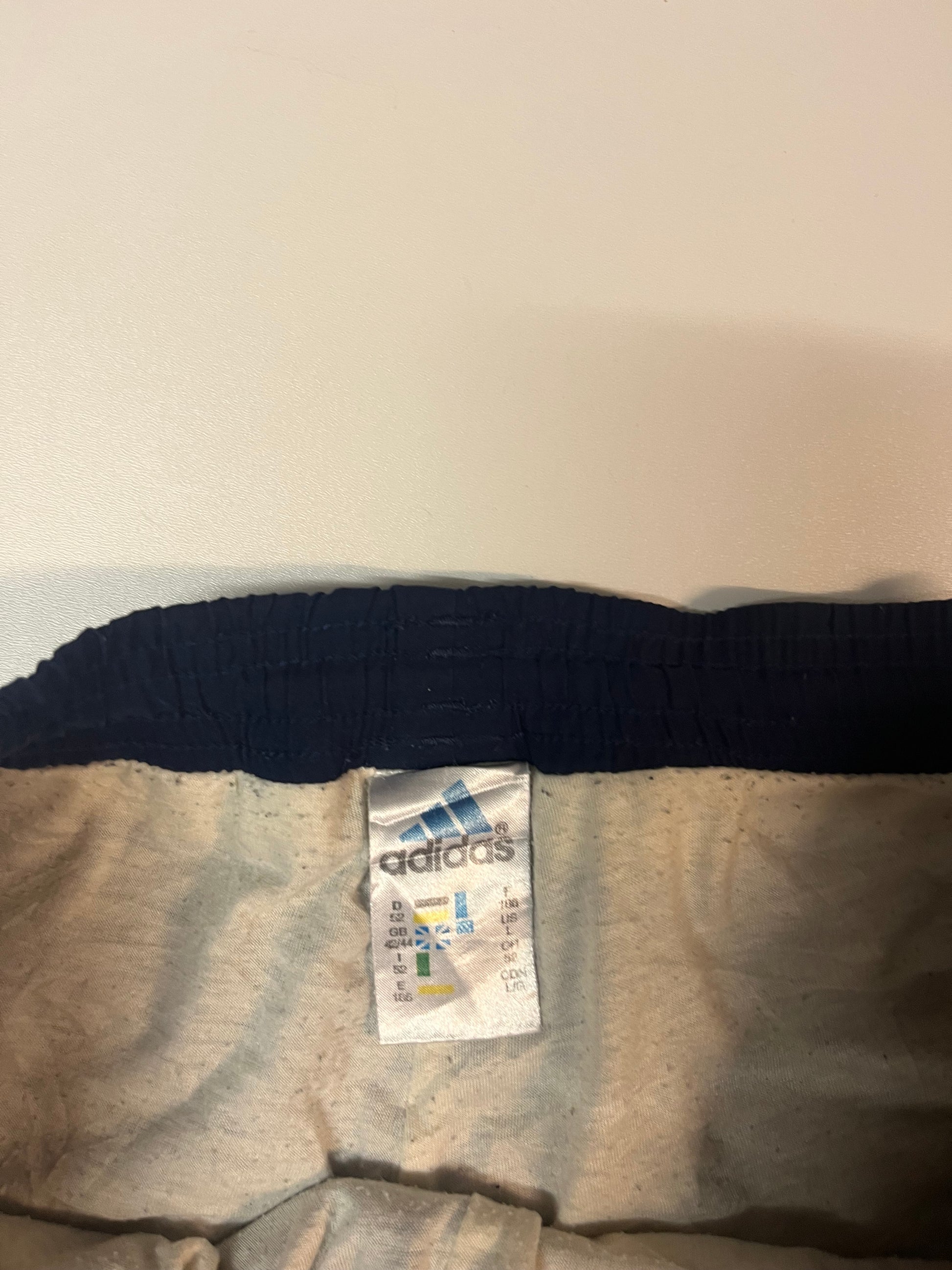 Entdecke unsere Vintage Track Pants von Nike und anderen Marken, erhältlich bei Valuxery.de - Dein Shop für trendige Vintage - Kleidung. Unsere Track Pants sind aus hochwertigen Materialien und