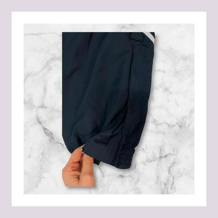 Entdecke unsere Vintage Track Pants von Nike und anderen Marken, erhältlich bei Valuxery.de - Dein Shop für trendige Vintage - Kleidung. Unsere Track Pants sind aus hochwertigen Materialien und