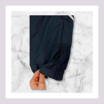 Entdecke unsere Vintage Track Pants von Nike und anderen Marken, erhältlich bei Valuxery.de - Dein Shop für trendige Vintage - Kleidung. Unsere Track Pants sind aus hochwertigen Materialien und