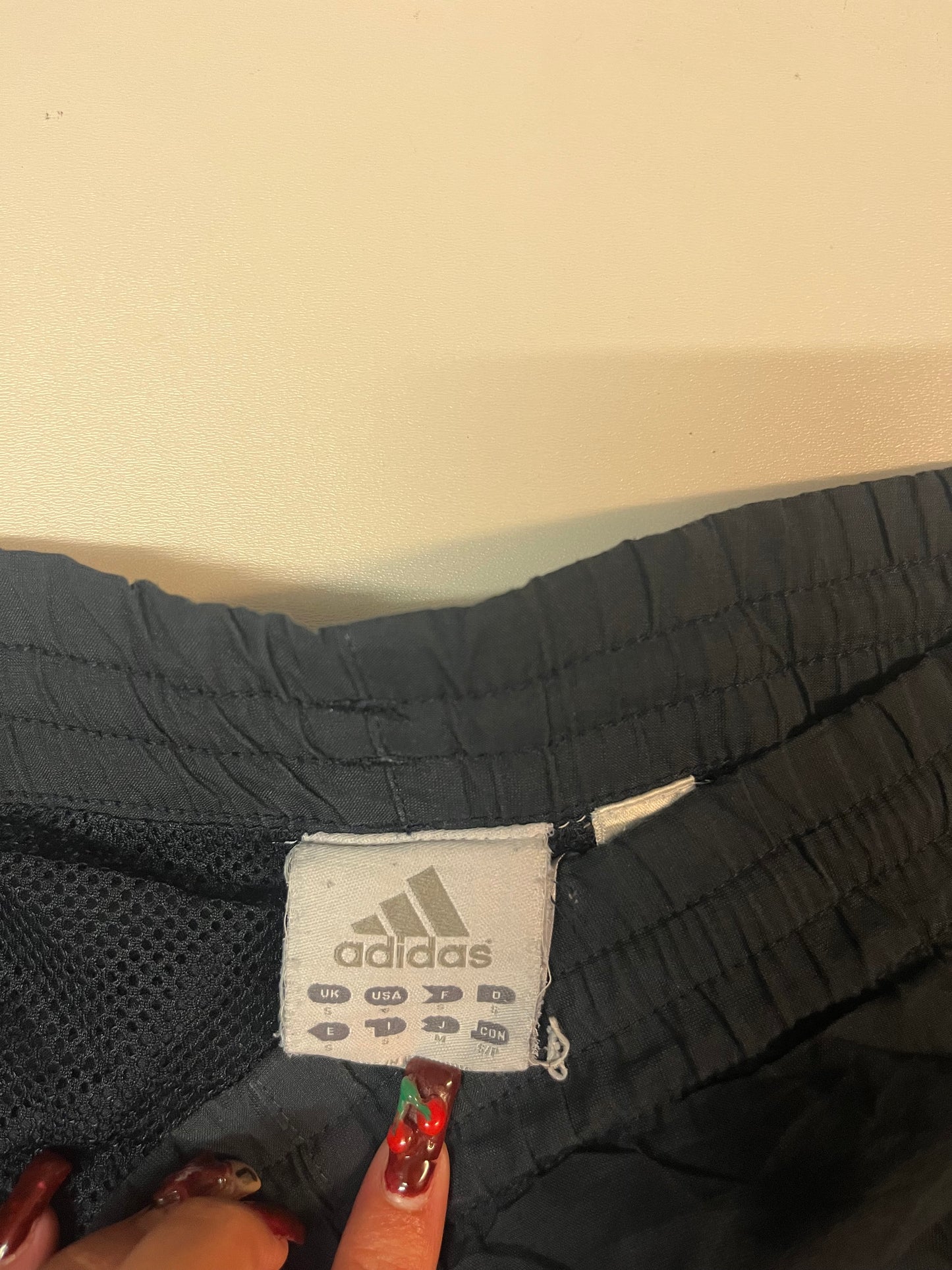 Entdecke unsere Vintage Track Pants von Nike und anderen Marken, erhältlich bei Valuxery.de - Dein Shop für trendige Vintage - Kleidung. Unsere Track Pants sind aus hochwertigen Materialien und