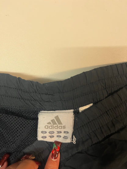 Entdecke unsere Vintage Track Pants von Nike und anderen Marken, erhältlich bei Valuxery.de - Dein Shop für trendige Vintage - Kleidung. Unsere Track Pants sind aus hochwertigen Materialien und